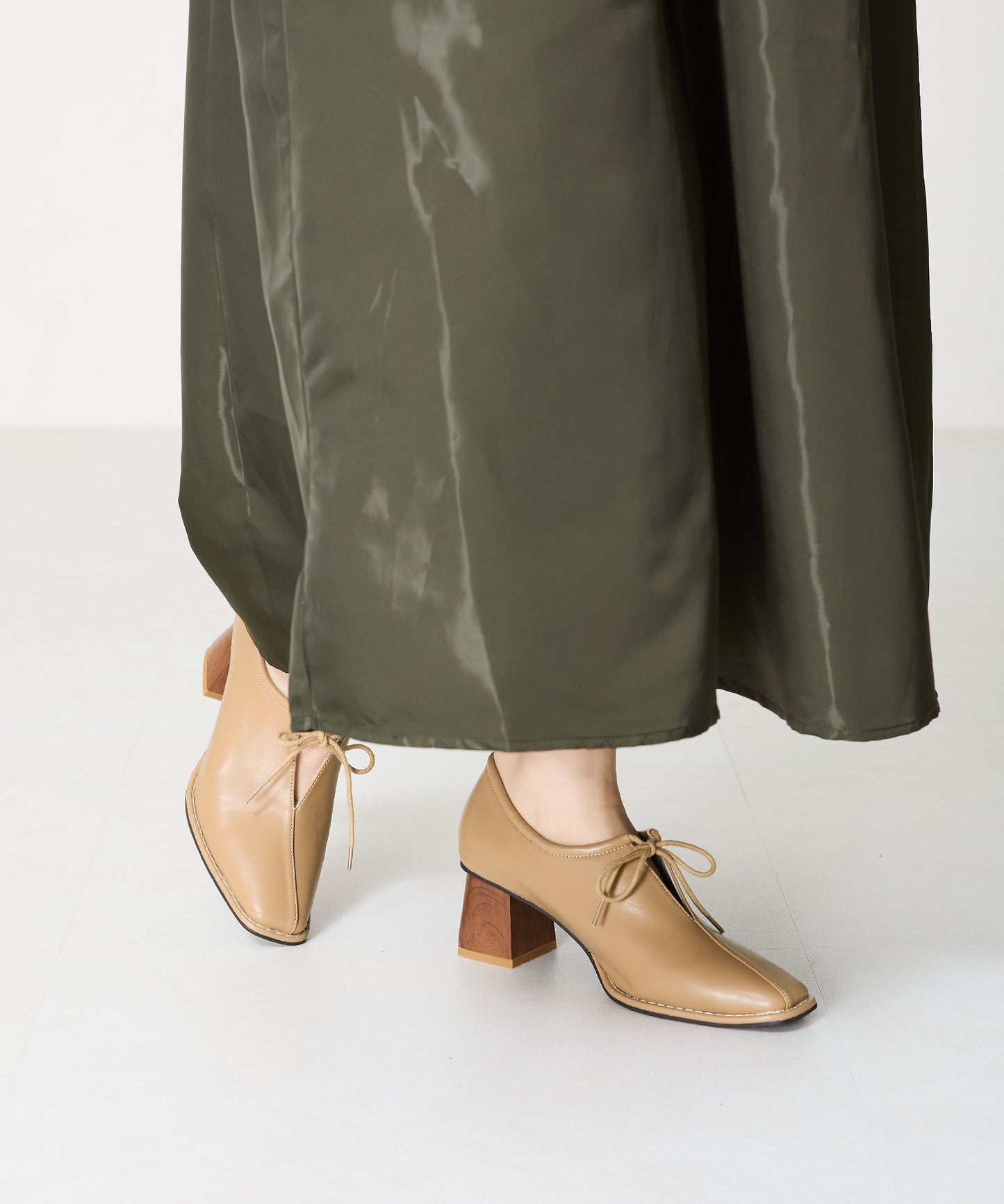 【WEB限定】ウッドヒール甲深パンプス/41307