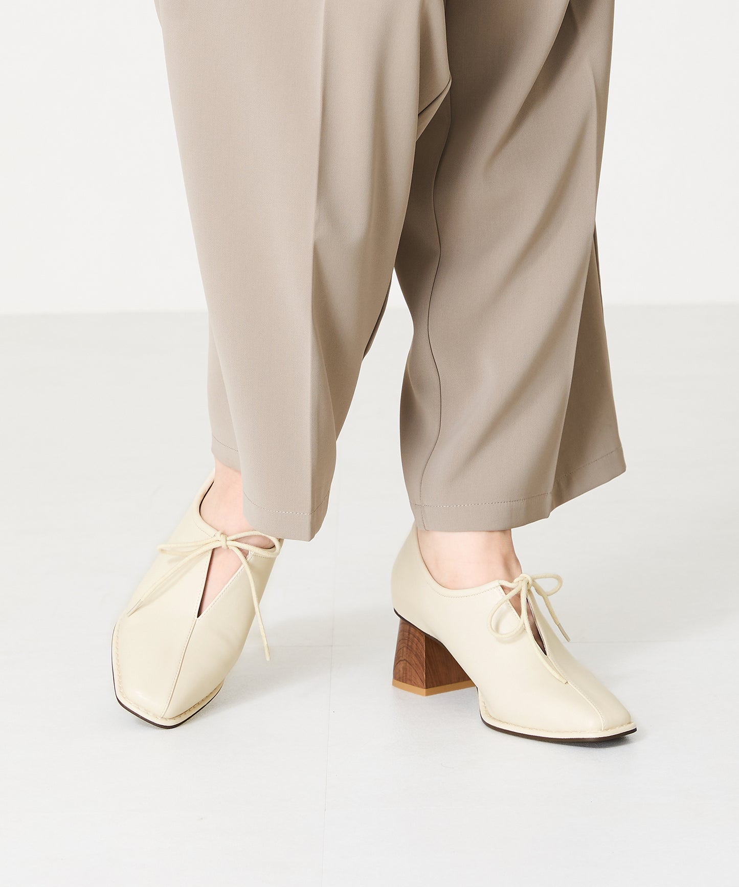 【WEB限定】ウッドヒール甲深パンプス/41307