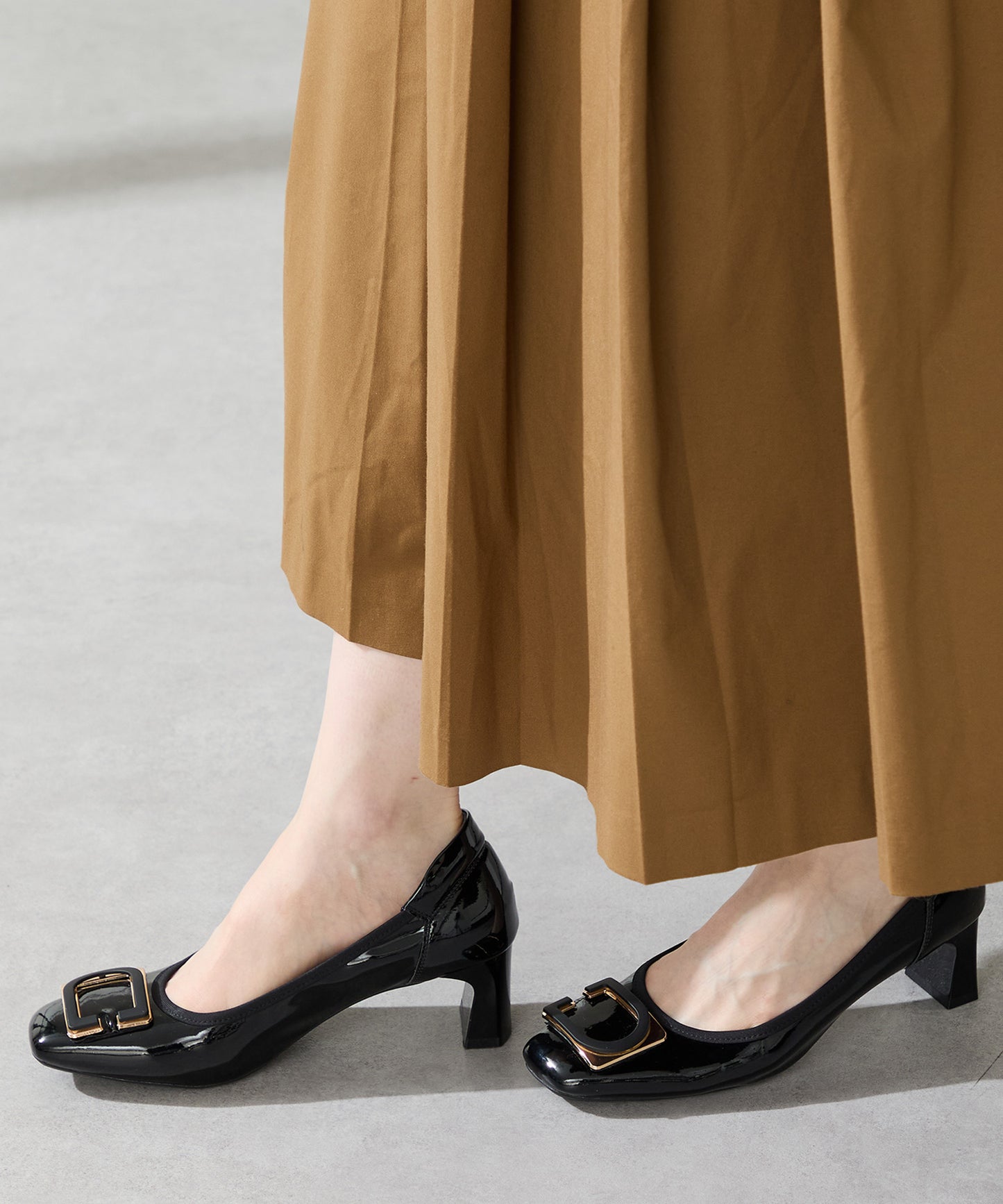 変形モチーフソフトエナメルパンプス/52319