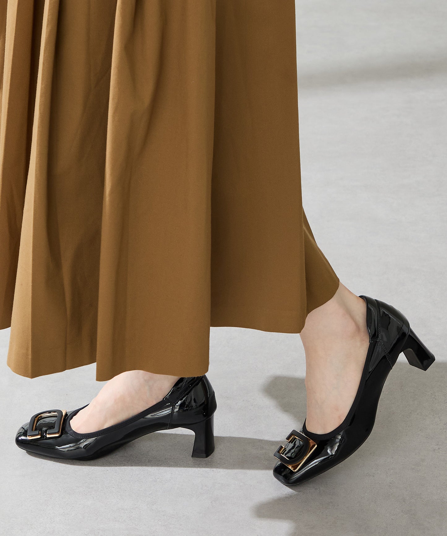 変形モチーフソフトエナメルパンプス/52319