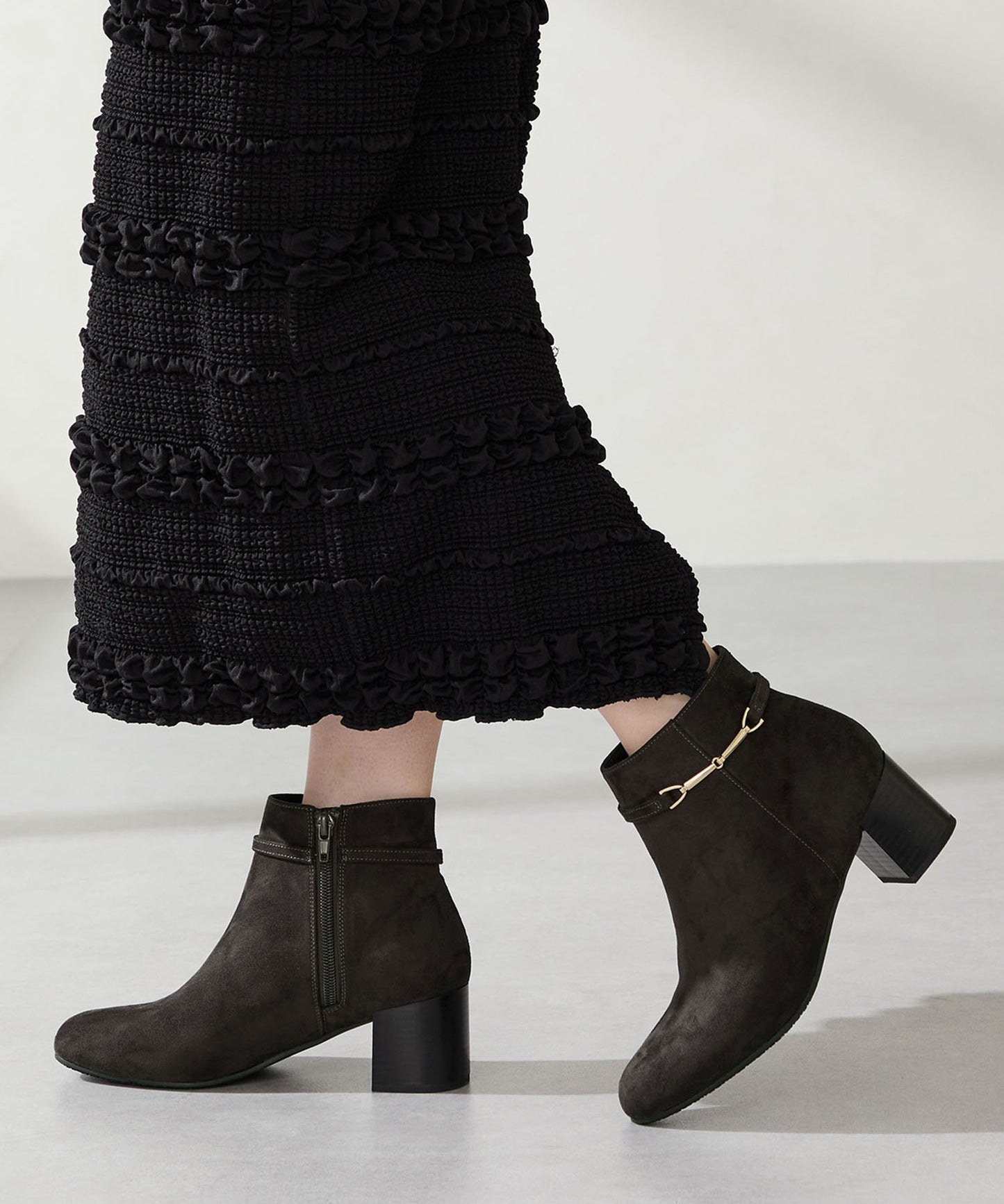 ビットモチーフショートブーツ/52403