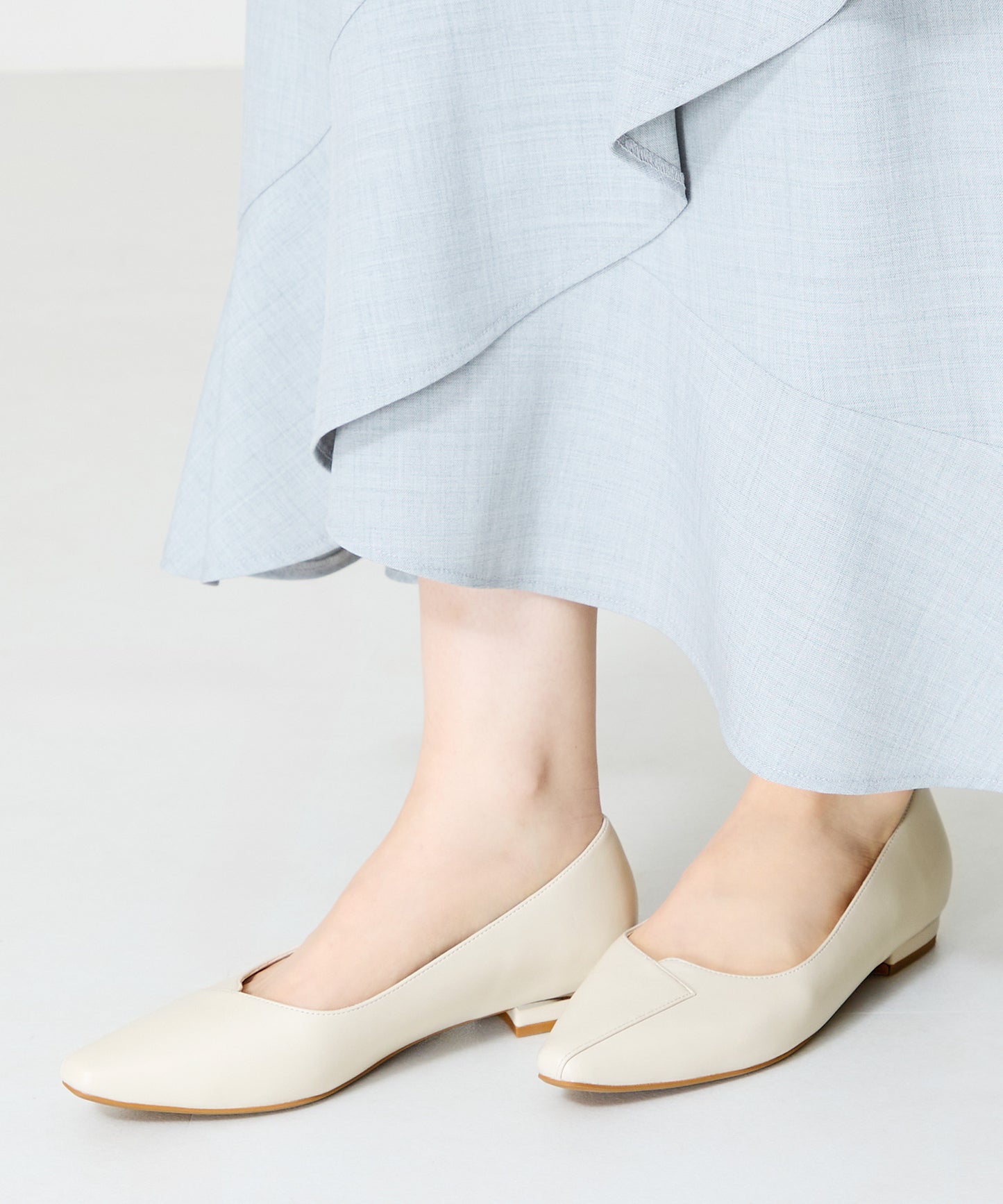 【WEB限定】アシンメトリーデザインフラットパンプス/55102