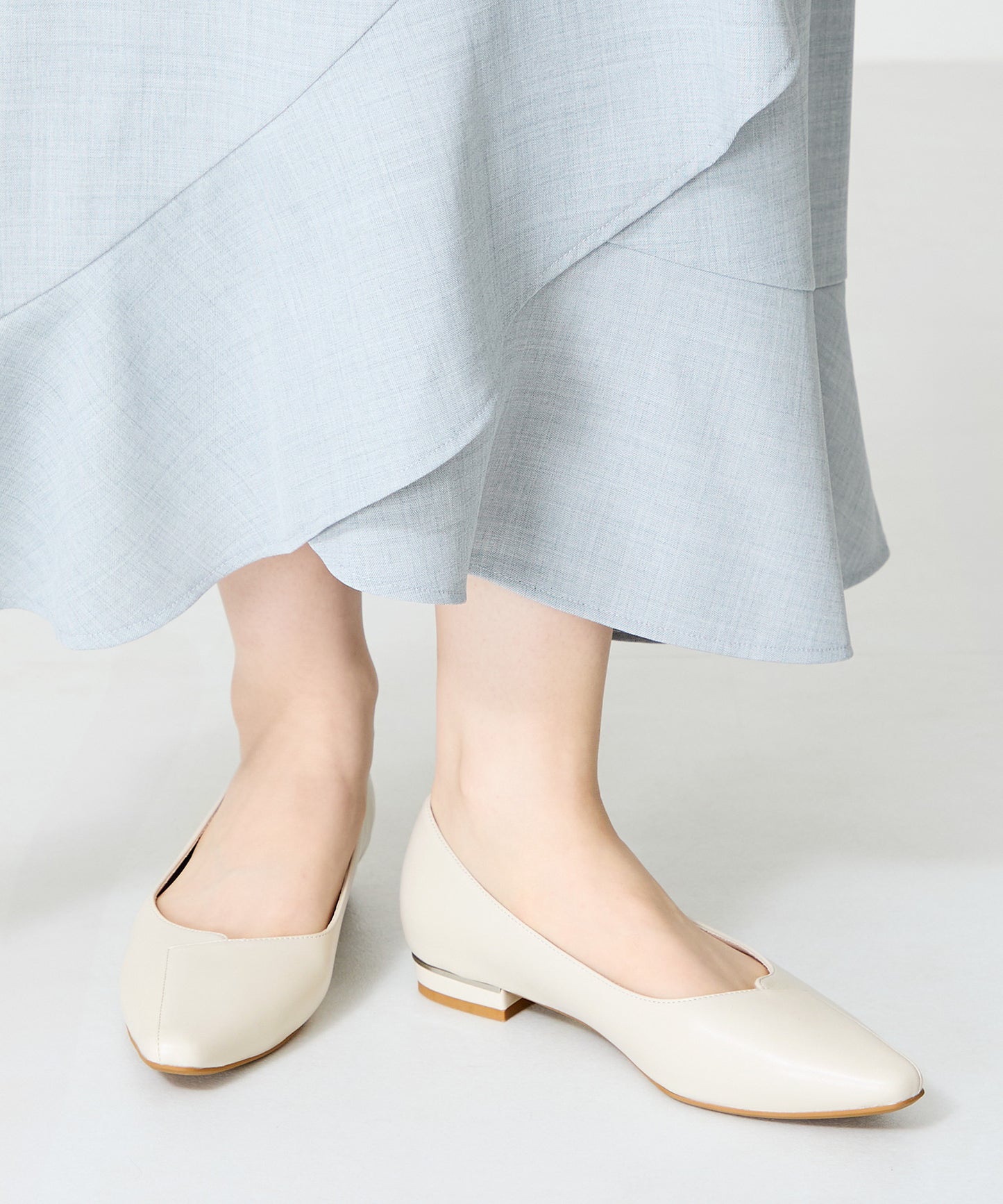 【WEB限定】アシンメトリーデザインフラットパンプス/55102