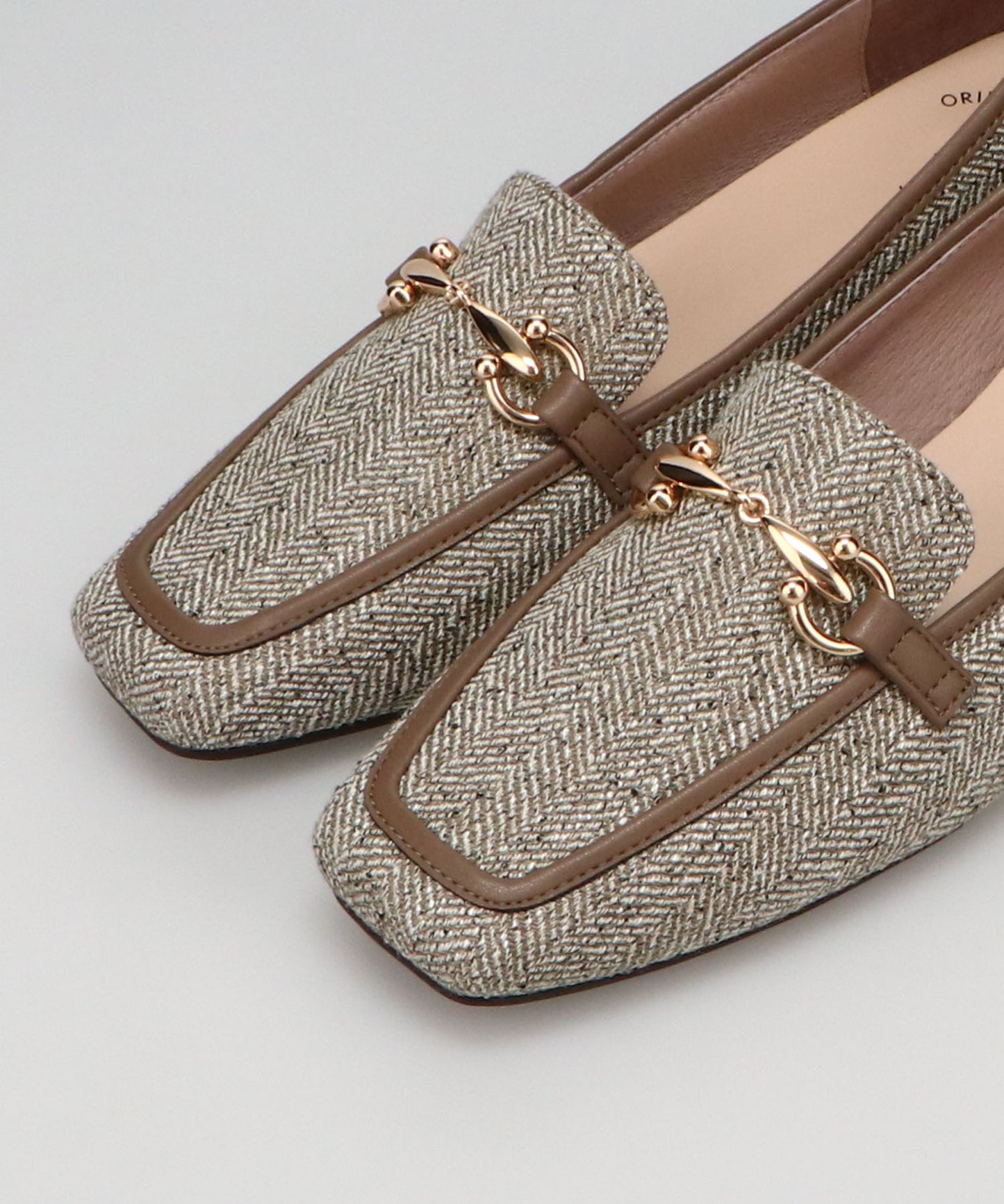 【カタログ掲載アイテム】ビットモチーフフレアヒールローファー/56311