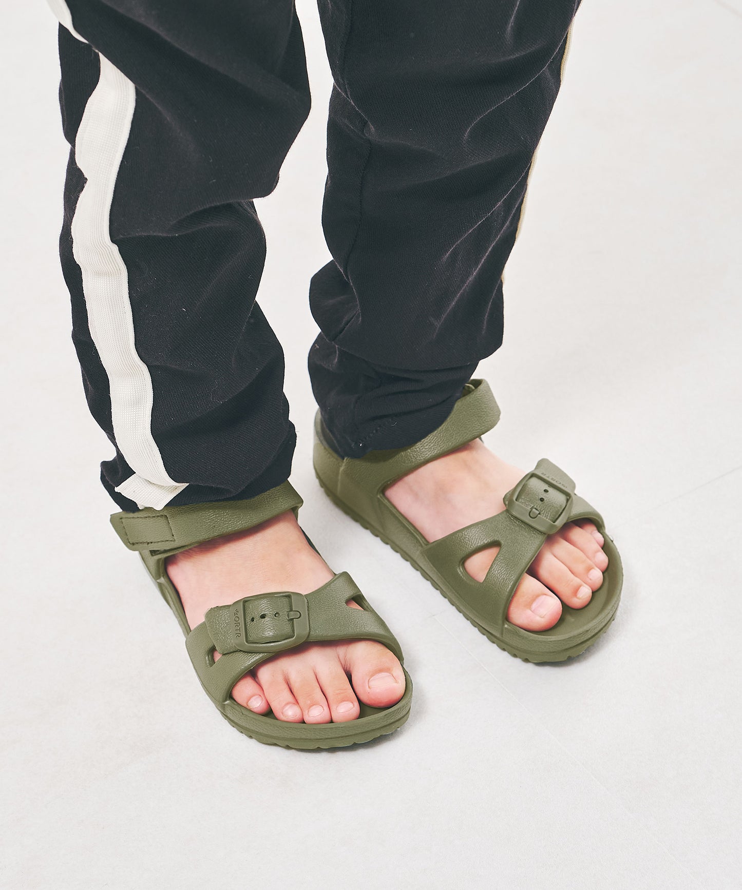 【WEB限定】バックルクロスベルトシャワーサンダル/K-223