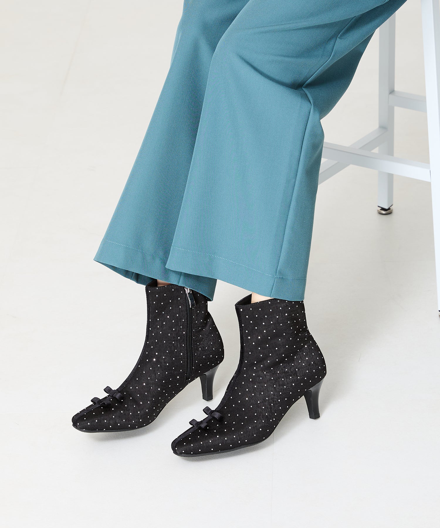 リボンモチーフラインストーンヒールブーツ/41436 – ORIENTALTRAFFIC