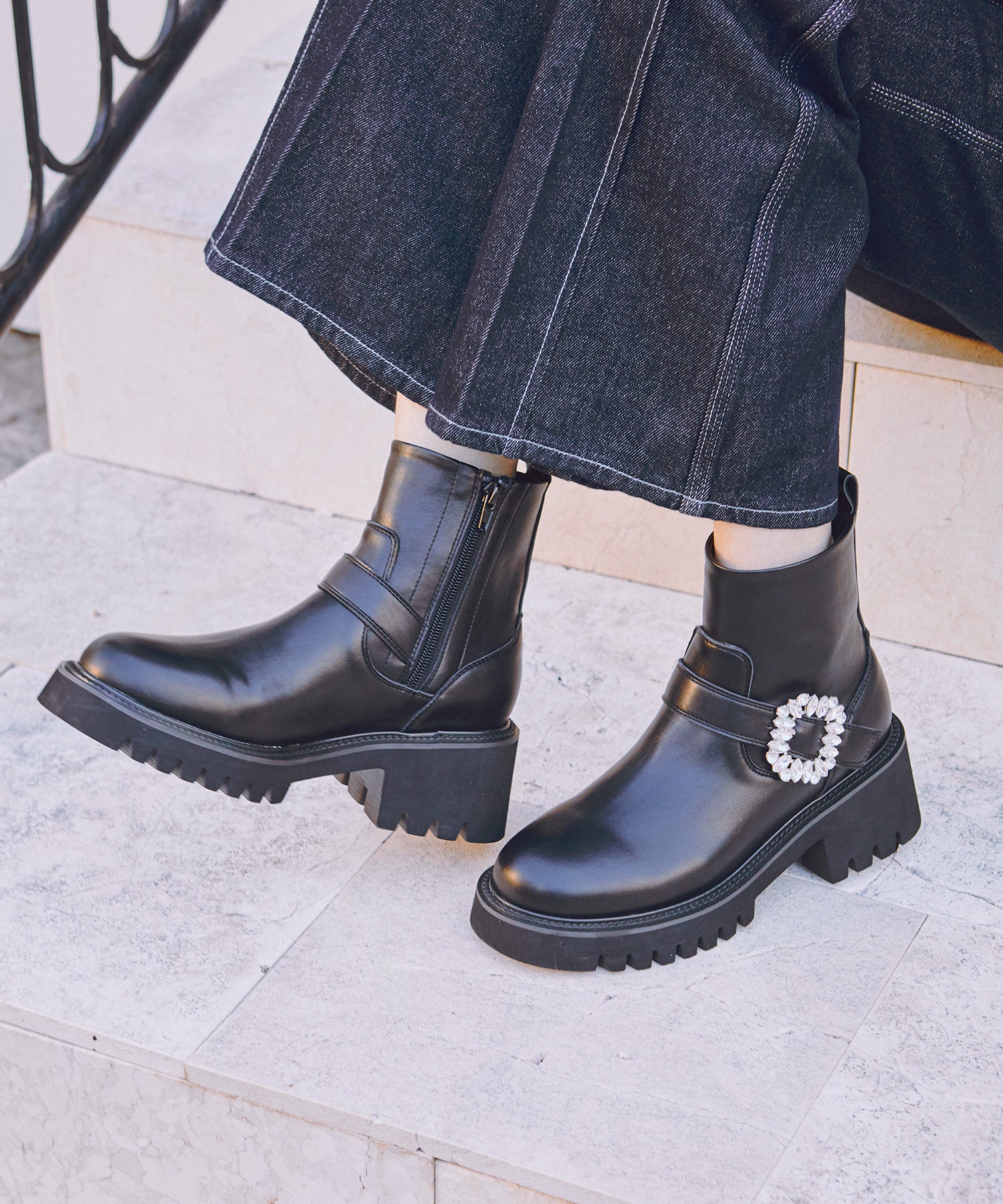 カタログ掲載アイテム】ビジューバックル厚底ブーツ/51402