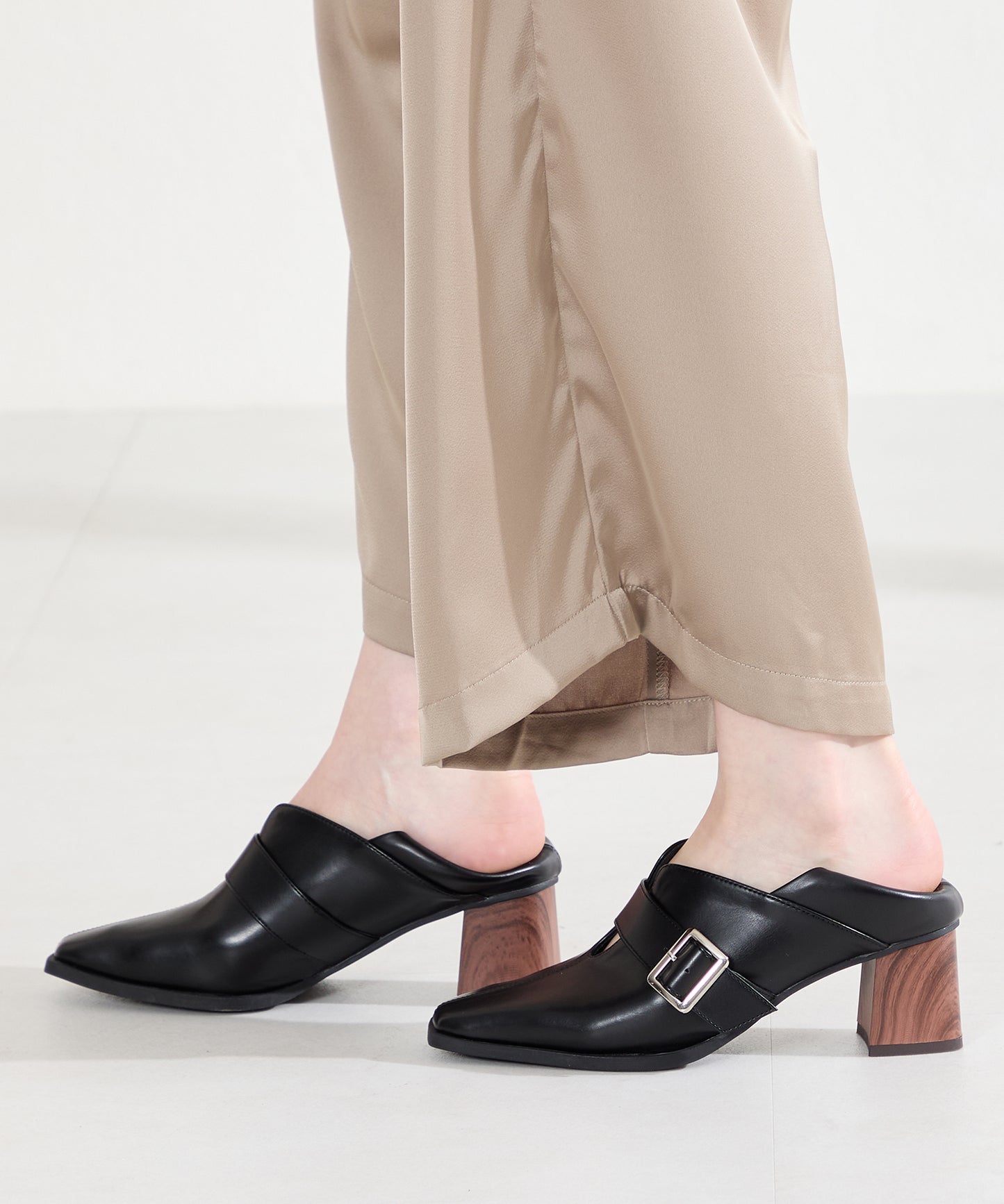 ウッドヒールベルトパンプス/61113