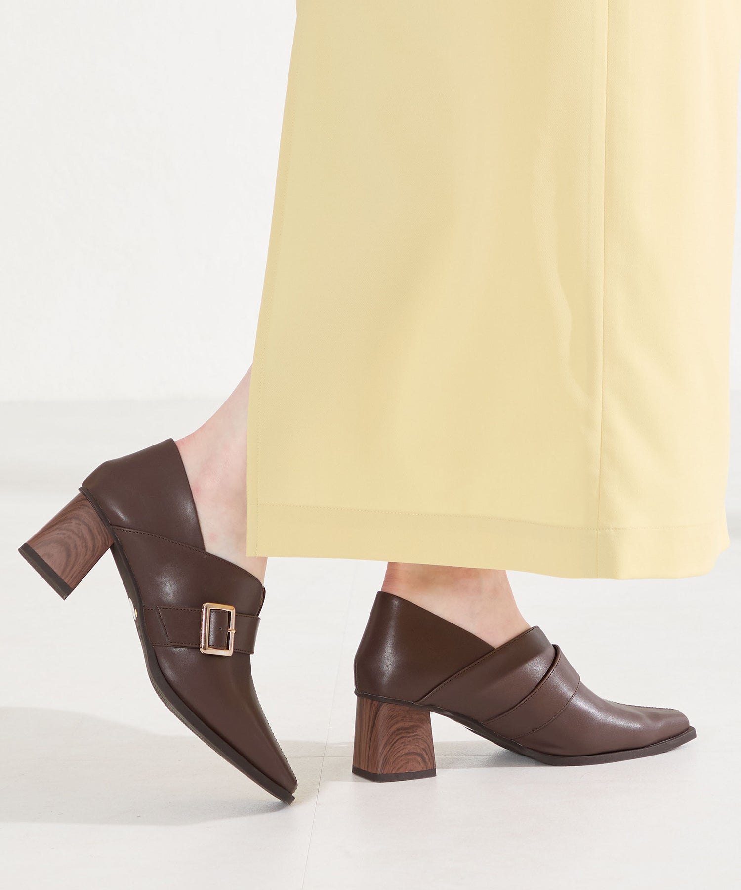 カタログ掲載アイテム】ウッドヒールベルトパンプス/61113