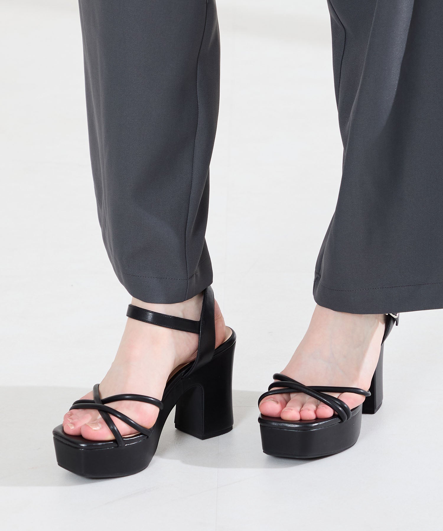 【BLACK】Tストラップ プラットフォーム サンダル BEAUTY & YOUTH】Tストラップ プラットフォーム サンダル 完売品