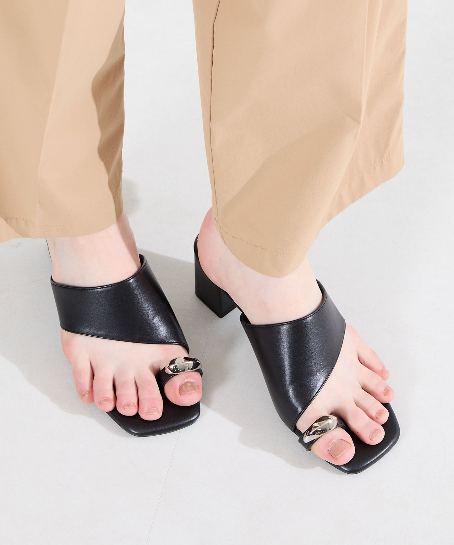 【WEB先行予約/5月中旬発売予定】メタルパーツトングヒールサンダル/61239