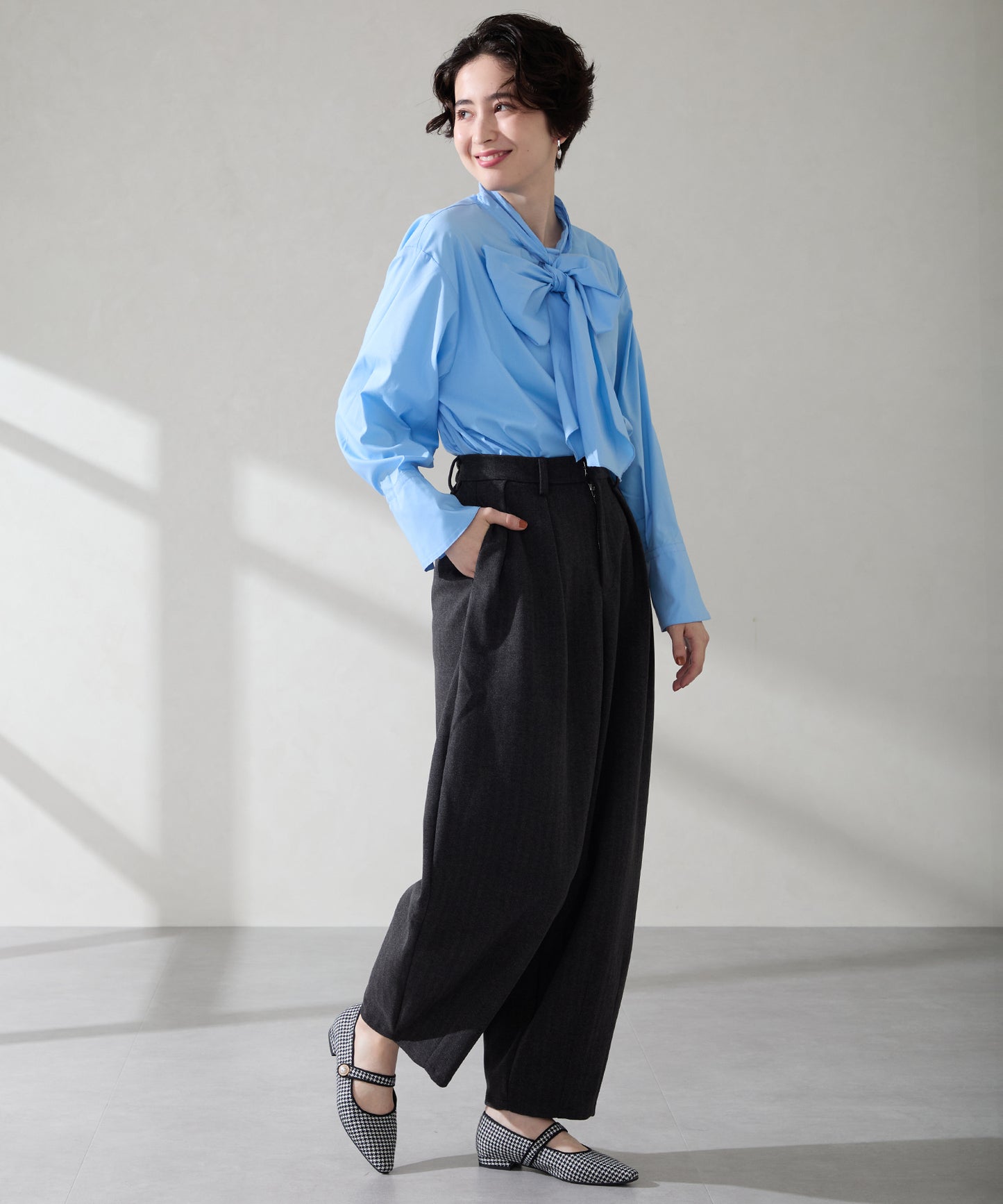 【WEB先行予約/9月上旬発売予定】パールボタンストラップパンプス/61318