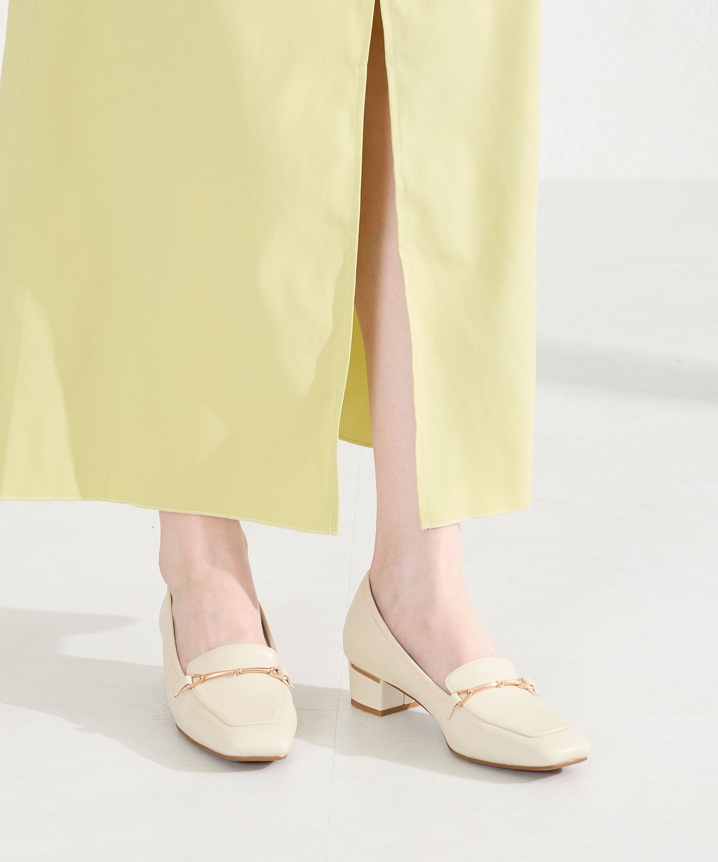 【WEB先行予約/2月下旬発売予定】メタリックラインビットヒールローファー/62101