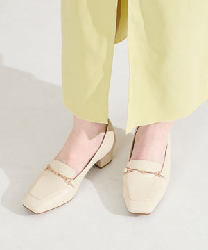 【WEB先行予約/2月下旬発売予定】メタリックラインビットヒールローファー/62101