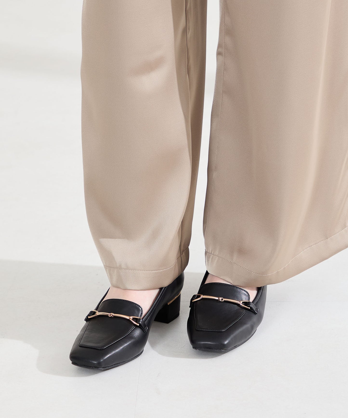 【WEB先行予約/2月下旬発売予定】メタリックラインビットヒールローファー/62101