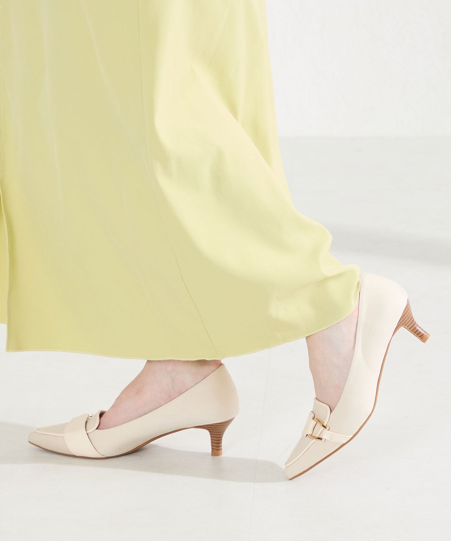 サイドバックルポインテッドトゥパンプス/62104