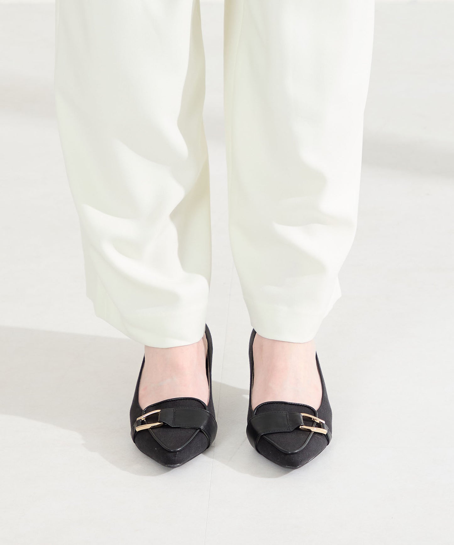 サイドバックルポインテッドトゥパンプス/62104