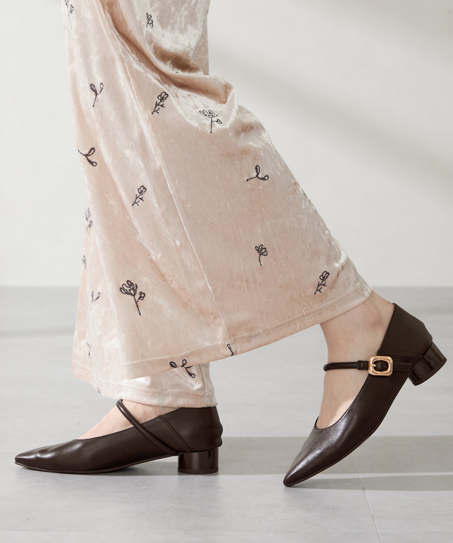 【WEB先行予約/9月上旬発売予定】ポインテッドトゥストラップバブーシュ/62306