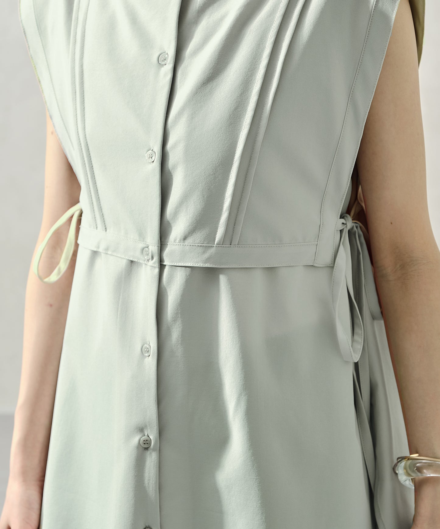 エプロンカラーノースリブラウス/AC1035